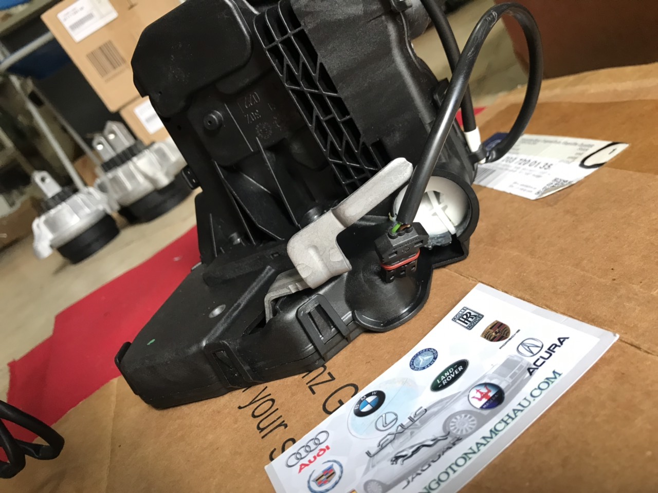 Khóa Cửa Trước Trái Mercedes C200 A2037200135