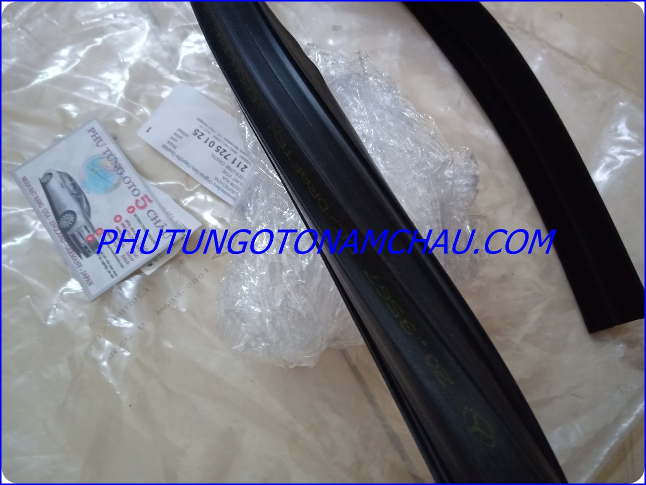 Ron Kính Cánh Cửa Trước LH Mercedes E 2117250125